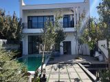 نمای ویلا و باغچه